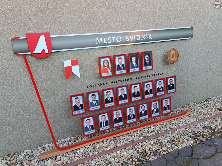 Informačná tabuľa s fotkami poslancov vyrobená na mieru od staboreklama.sk